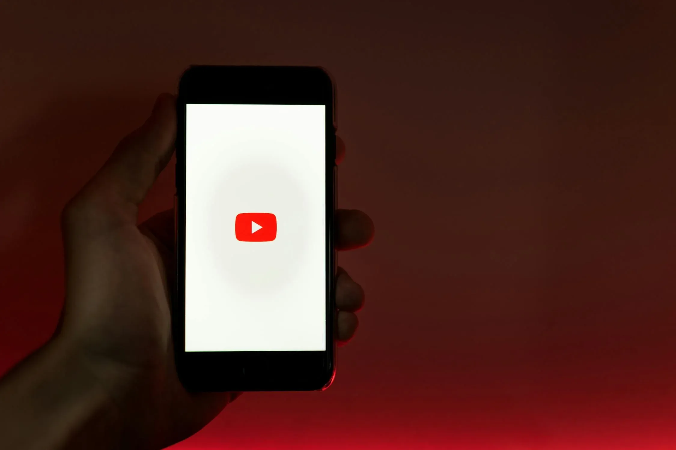 Écran de téléphone ouvert sur Youtube