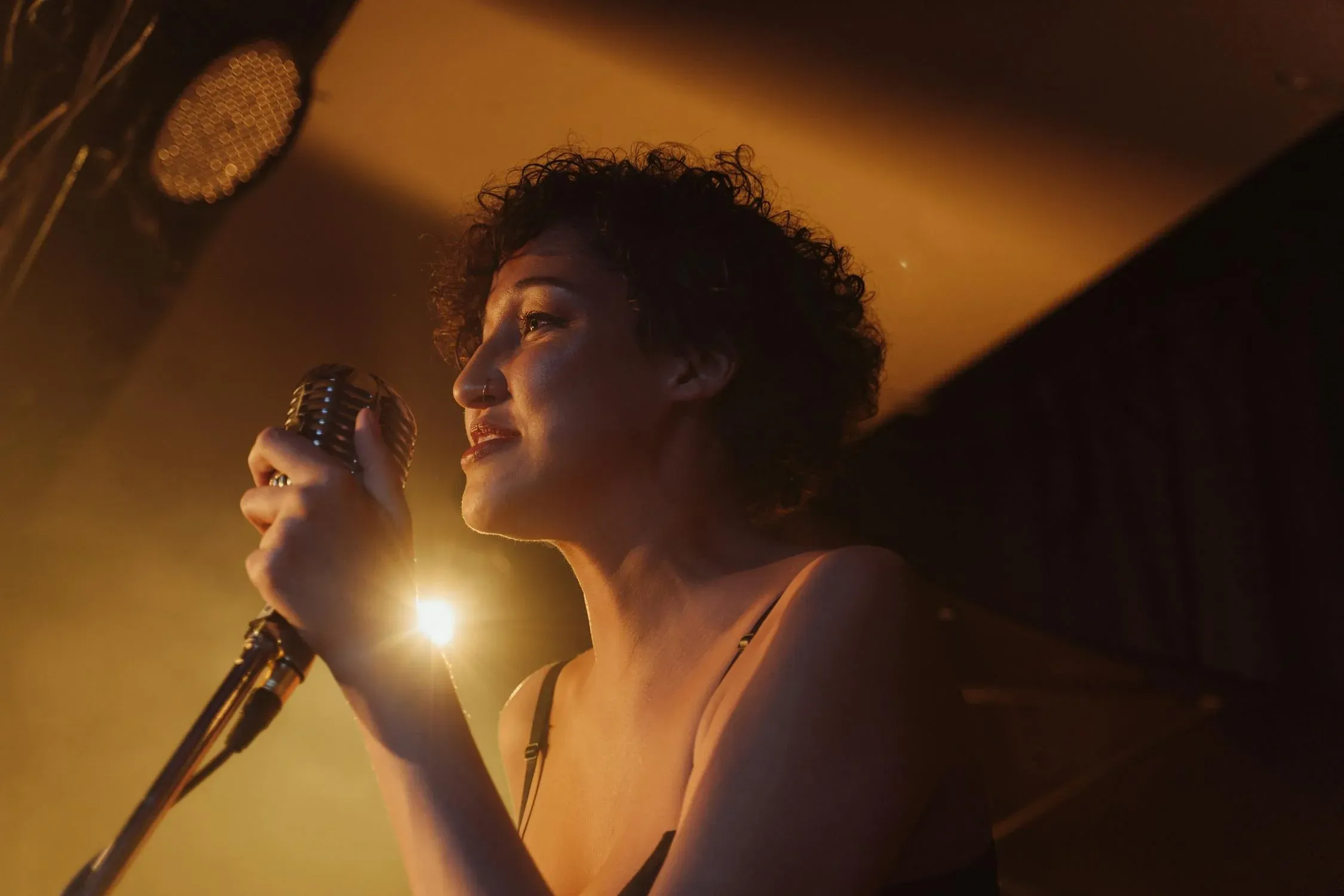 Chanteuse qui tient un micro
