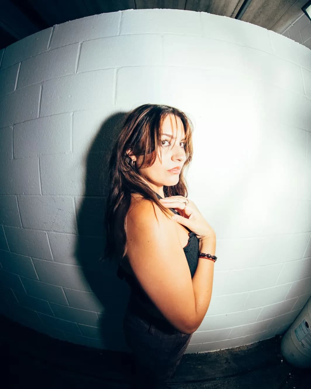 Femme qui pose devant la caméra